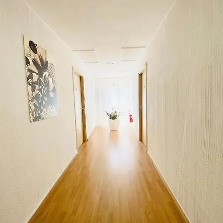 Gallery And Restaurant ホテル *